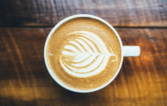 Kawa z pianką w kształcie listka