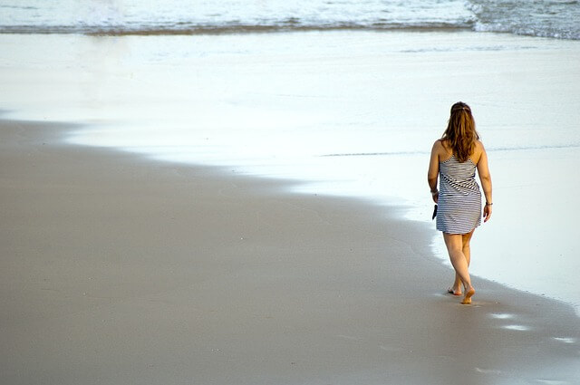 Kobieta spacerująca po plaży