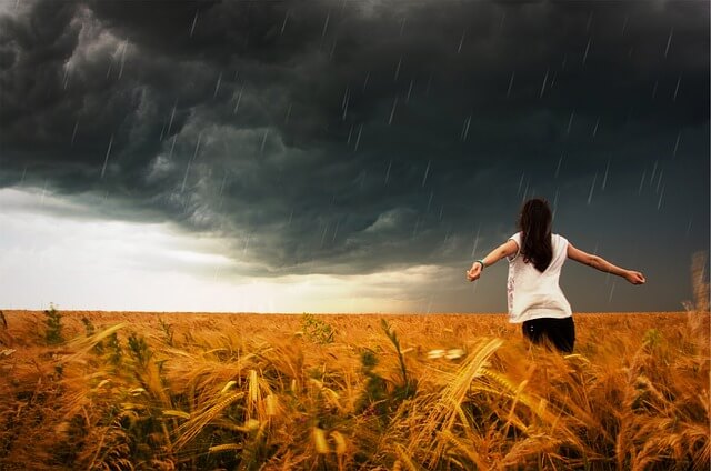 Kobieta na polu podczas burzy