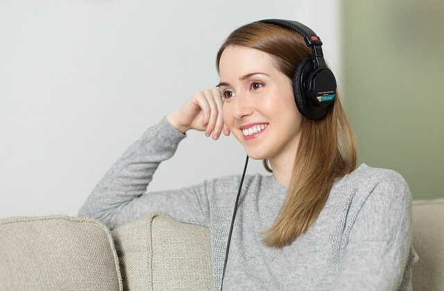 Kobieta w słuchawkach na uszach