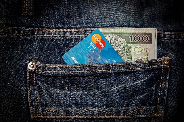 Kieszeń spodni z pieniędzmi i kartą kredytową