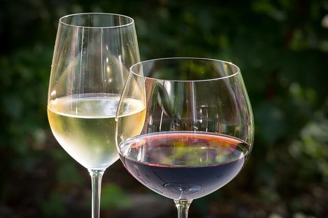 Czerwone i białe wino w odpowiednich kieliszkach