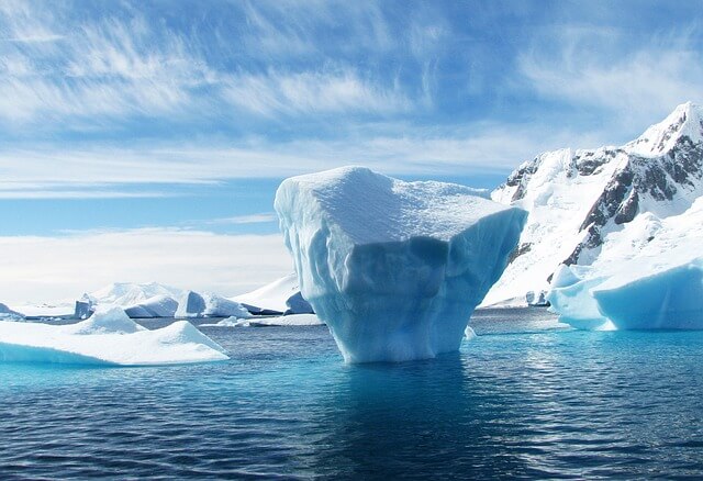 góra lodowa o ciekawym kształcie