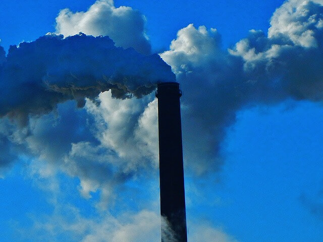 komin dymi i zanieczyszcza powietrze