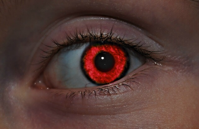 oko z czerwoną tęczówką