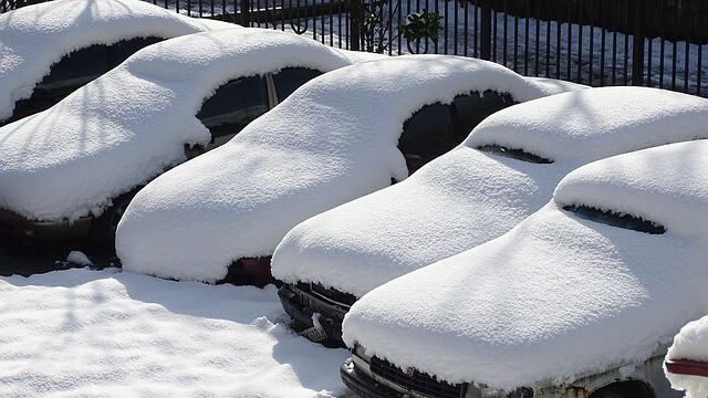 zaśnieżone auta