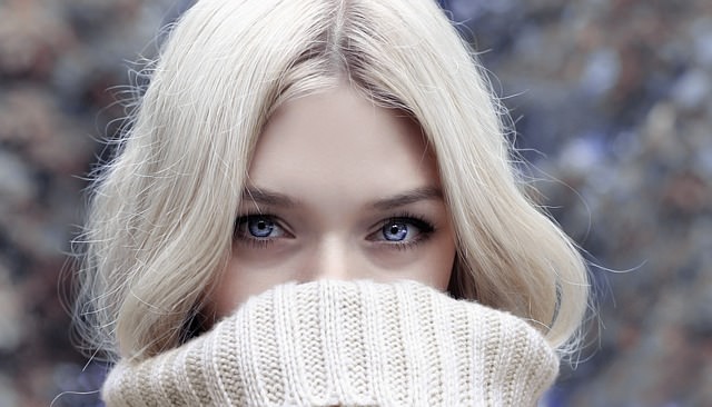 Jak dbać o włosy zimą?