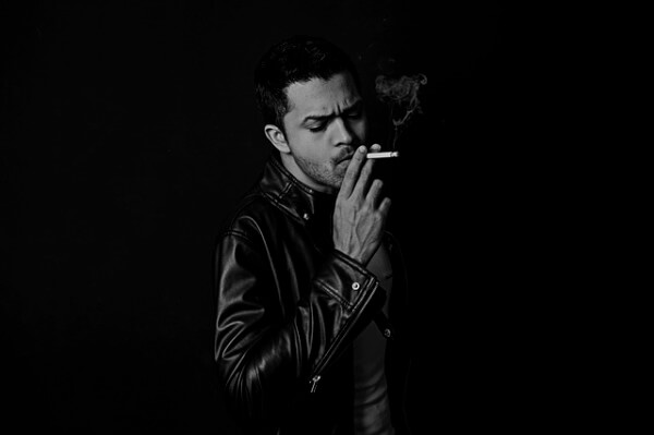 mężczyzna palący papierosa