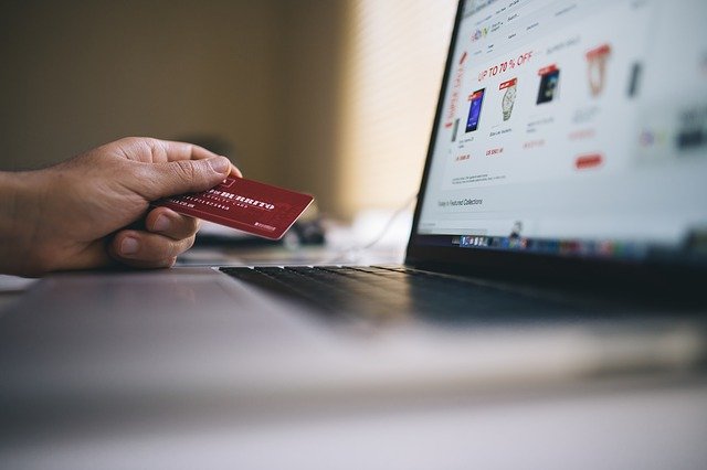 Bezpieczne zakupy w internecie — jakich zasad trzeba przestrzegać?