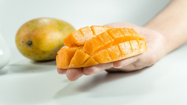 Jak obierać mango, skąd pochodzi owoc mango?