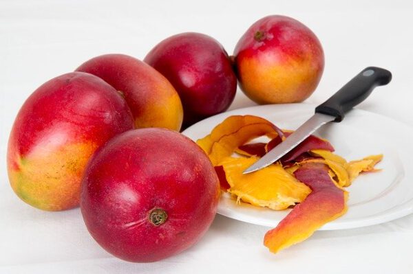 Owoce mango z nożem