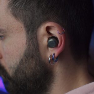 mężczyzna z kolczykami i słuchawkami w uszach