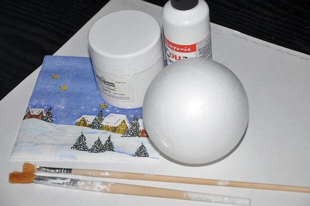 klej, serwetka, pędzelki, styropianowa bombka - do wykonania bombki decoupage