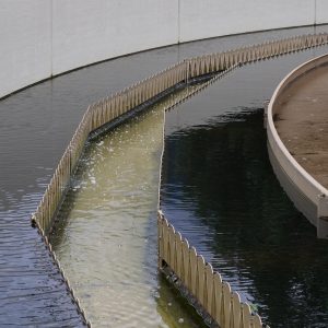 Przepływ oczyszczonej wody w basenie oczyszczalni ścieków