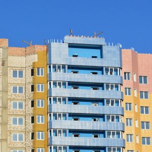 Kolorowe elewacje bloków mieszkalnych z widocznym ociepleniem ścian