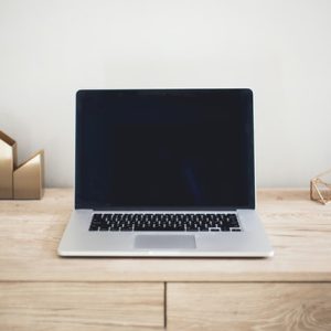Laptop położony na biurku