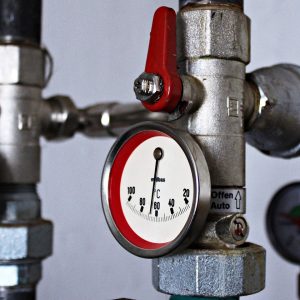 Instalacja grzewcza z zaworami i manometrami przy rurach